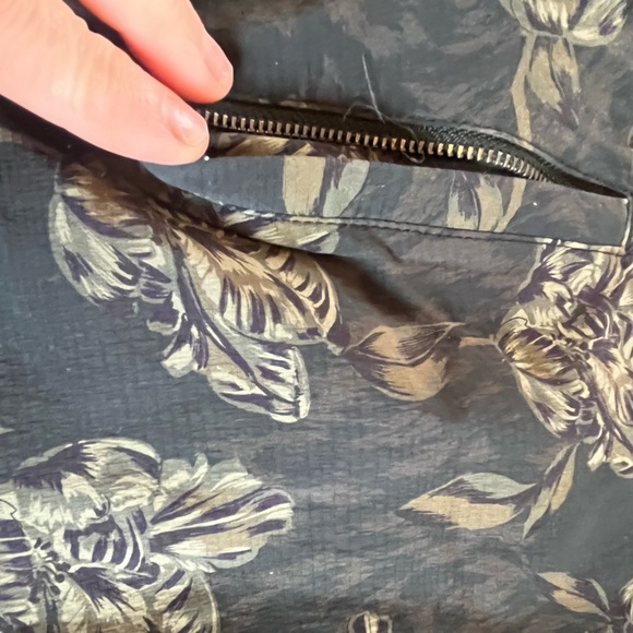 Athleta Trekkie North Printed Shorts Women's 12 Olive Army Green Floral like new - Picture 8 of 8